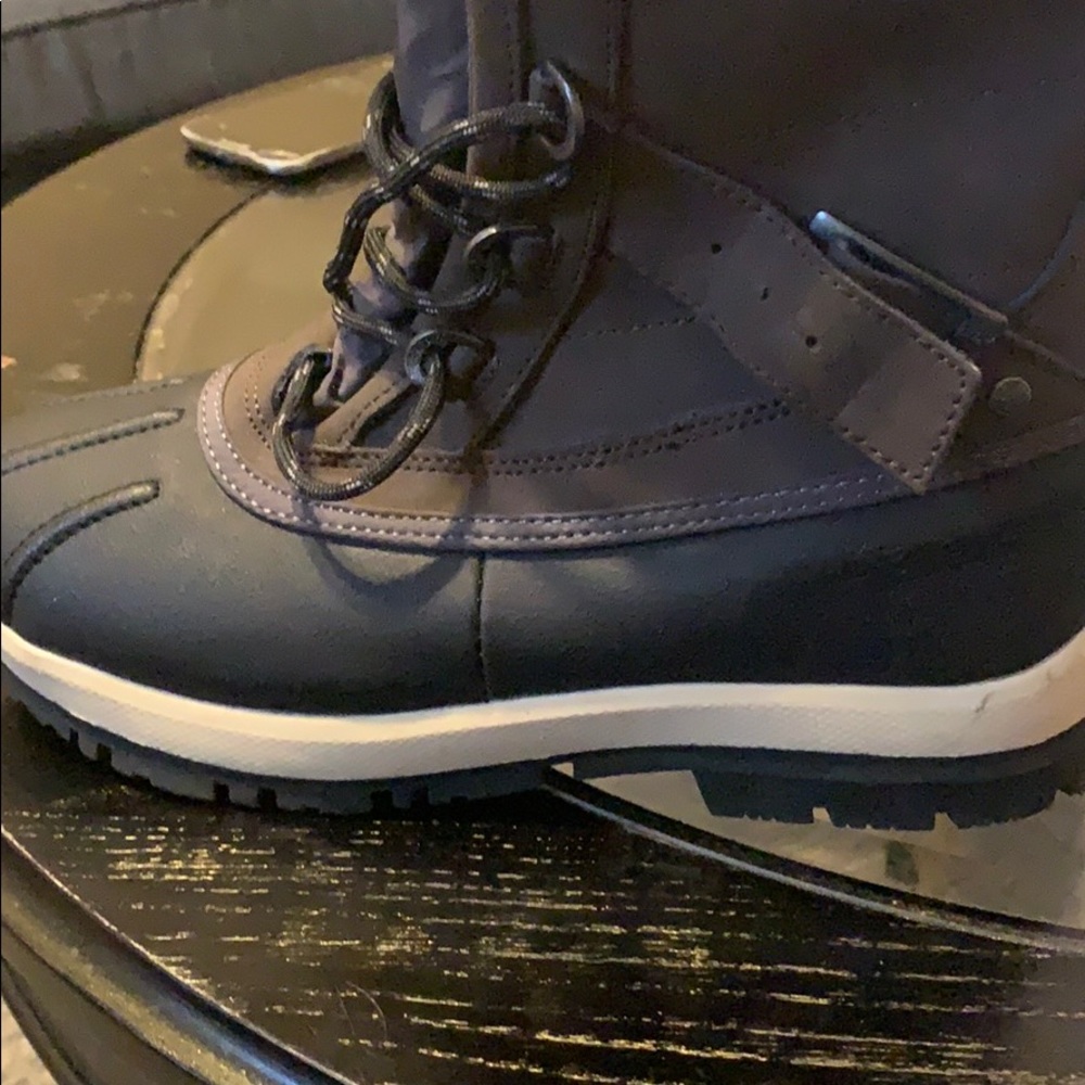 Like new women’s bearpaw boots